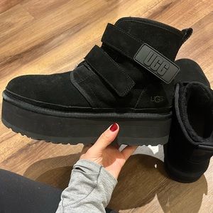 UGG Women’s Neumel Size 11 Black
